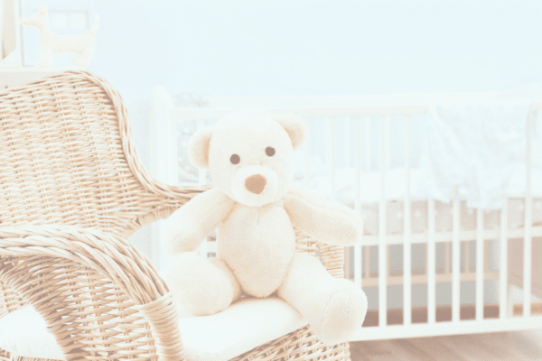 Illustration du deuil périnatal avec un berceau vide et un doudou