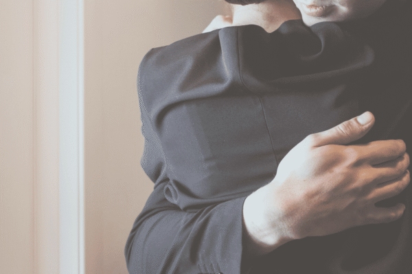 Photo illustrant le soutien d'un proche endeuillé