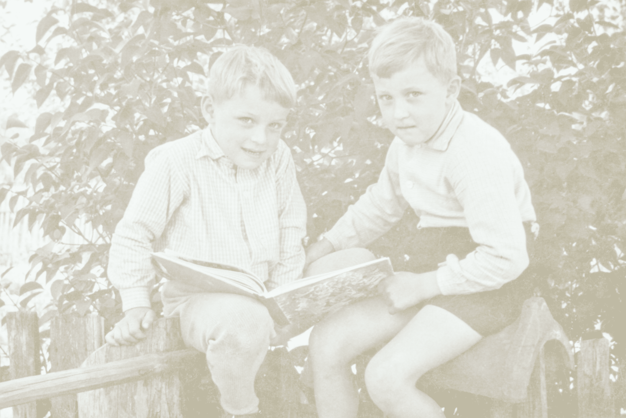 Deux petits garçons, illustration d’un article sur le deuil des hommes